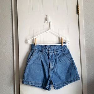 Levi's pleated shorts